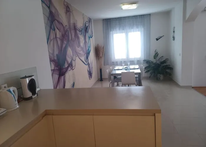 Three Bedroom With Terrace And Sea View Ist
