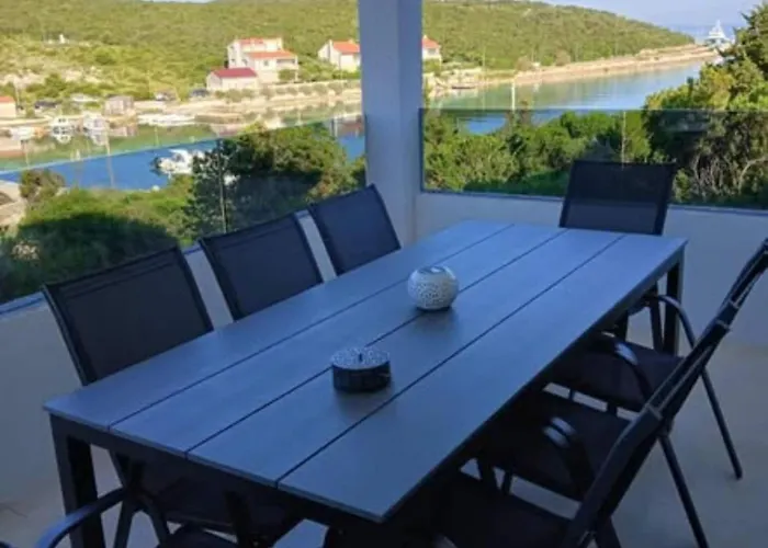 Three Bedroom With Terrace And Sea View *